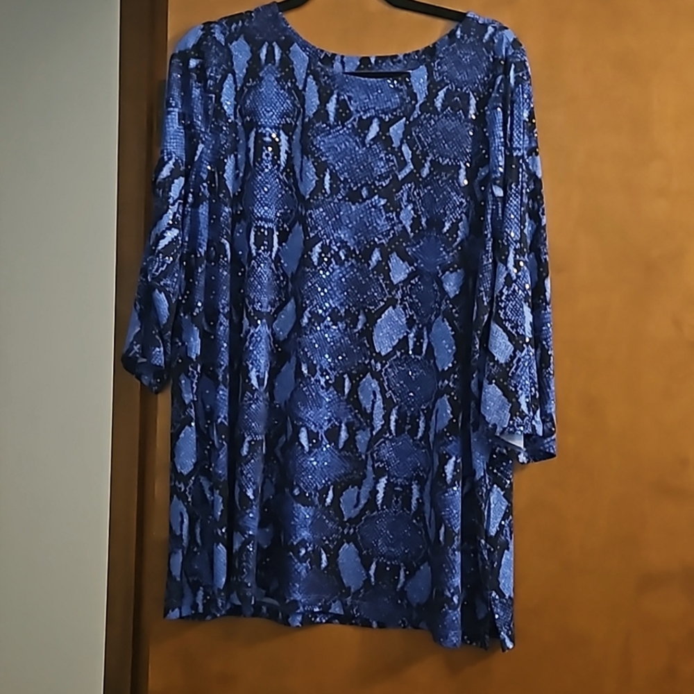 SO PRETTY ON  3/4 cut out sleeve sparkling top. 24 in. Pit to pit. 30 in.long